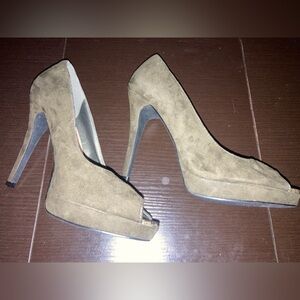 Atmosphere high heels in a hunter green color in size 8.Excellent condition.